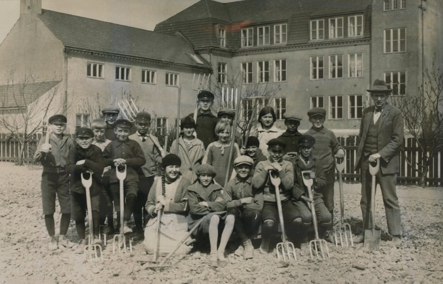 Foto av elever i skolehagen.
