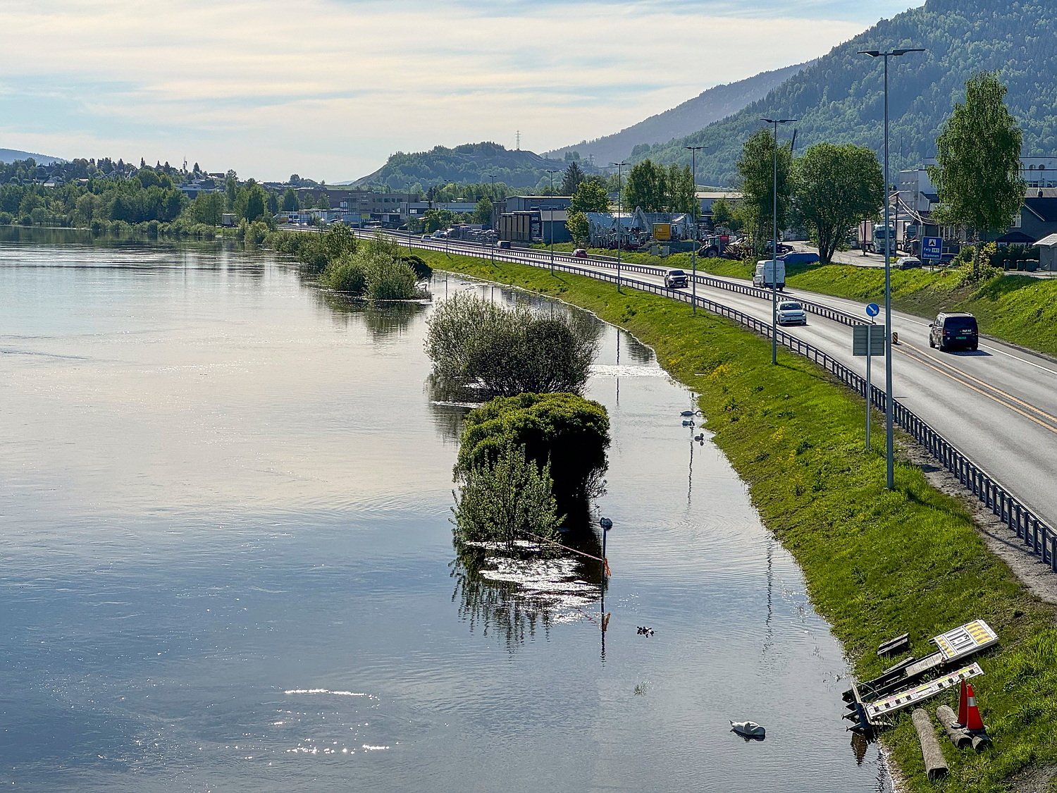 Bilde fra mai 2024 som viser at gangveien i Mjøndalen ligger under vann.