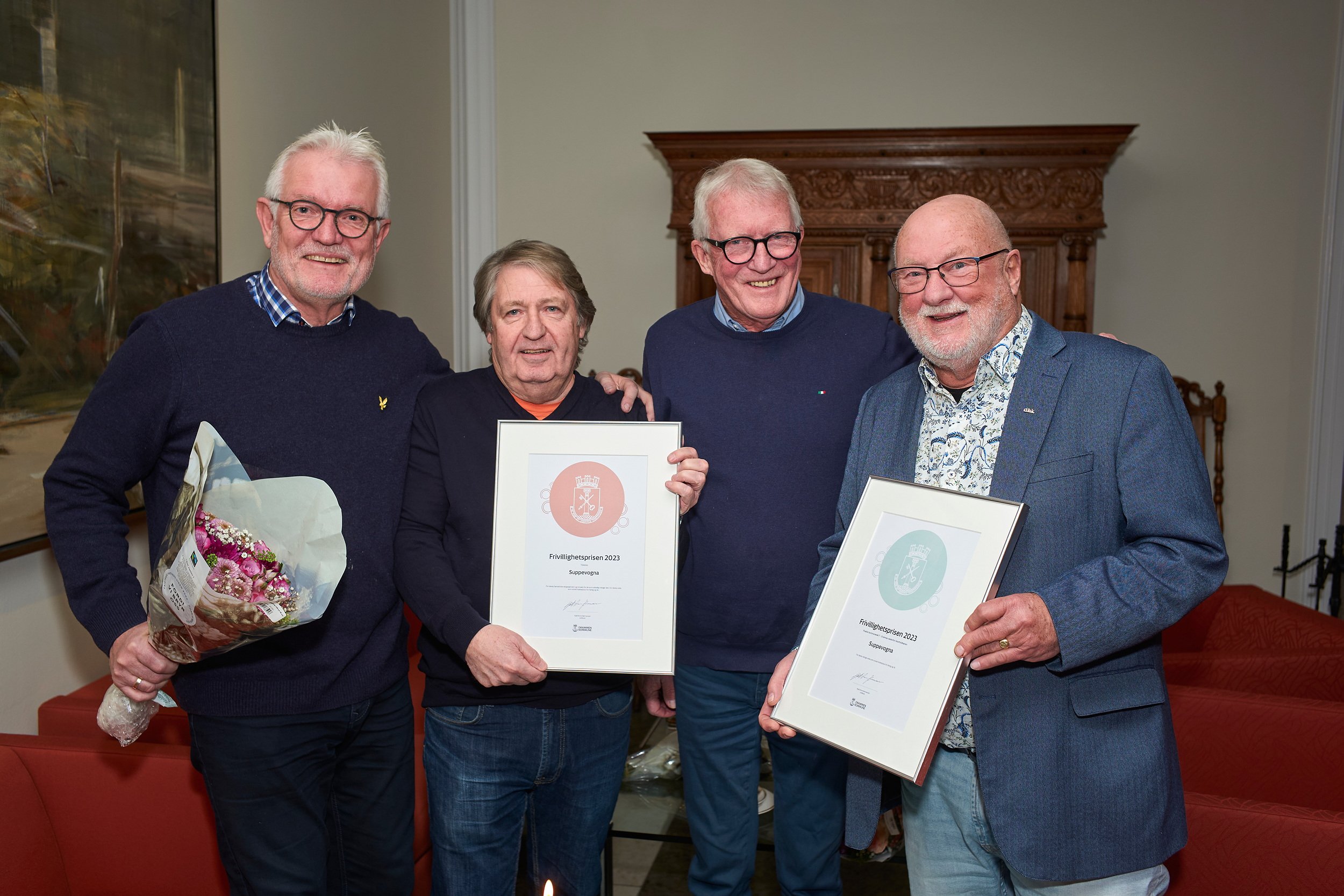 Fem menn ved siden av hverandre som viser frem diplomer.