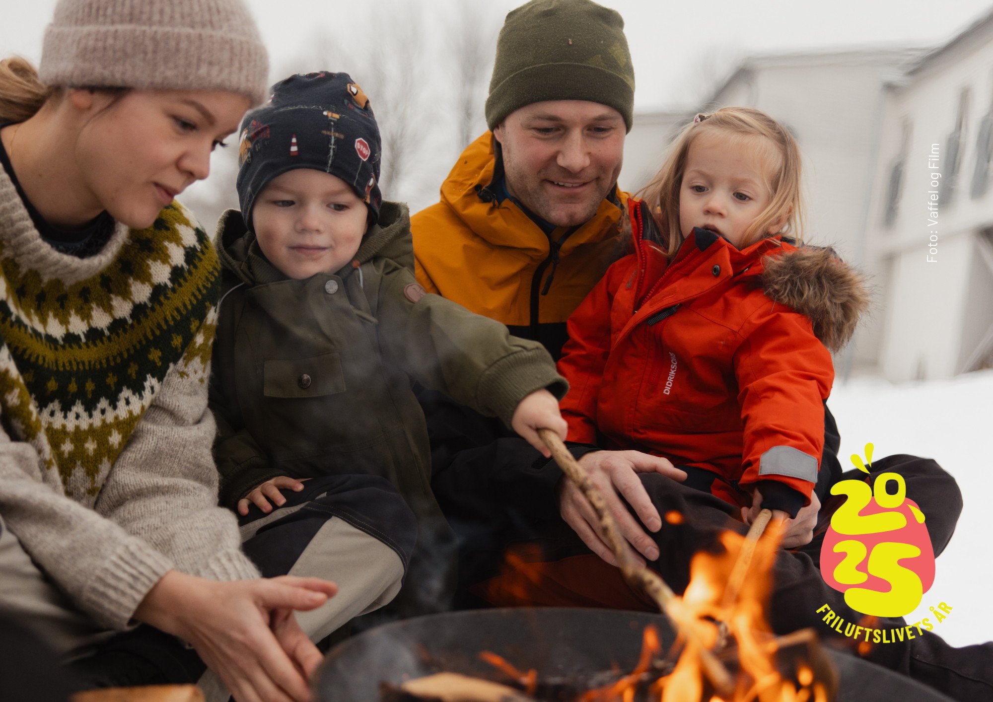 En familie sitter rundt et bål