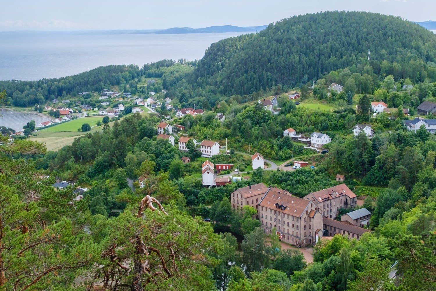 Oversiktsbilde av Berger. Fossekleiva sees i forgrunnen, Drammensfjorden i bakgrunnen.