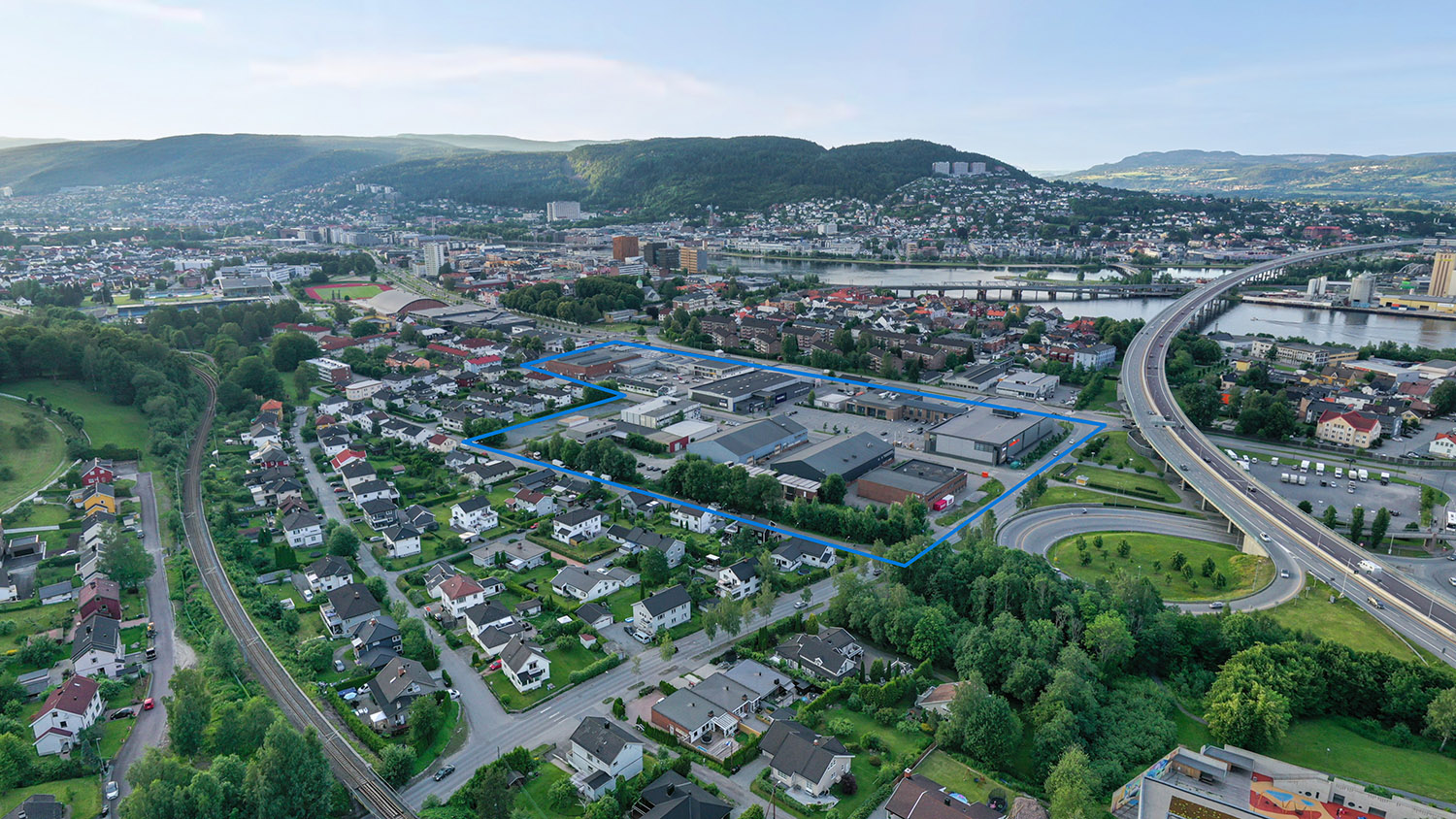 Flyfoto av byområde i Drammen kalt Bangeløkka. Planavgrensning oppmerket i blått.