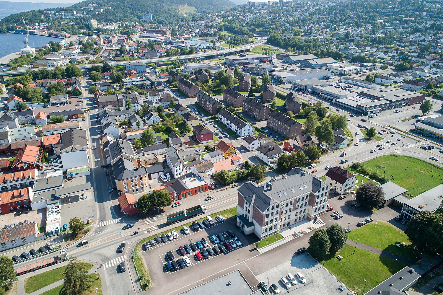 Dronebilde som viser bymiljø i Drammen.