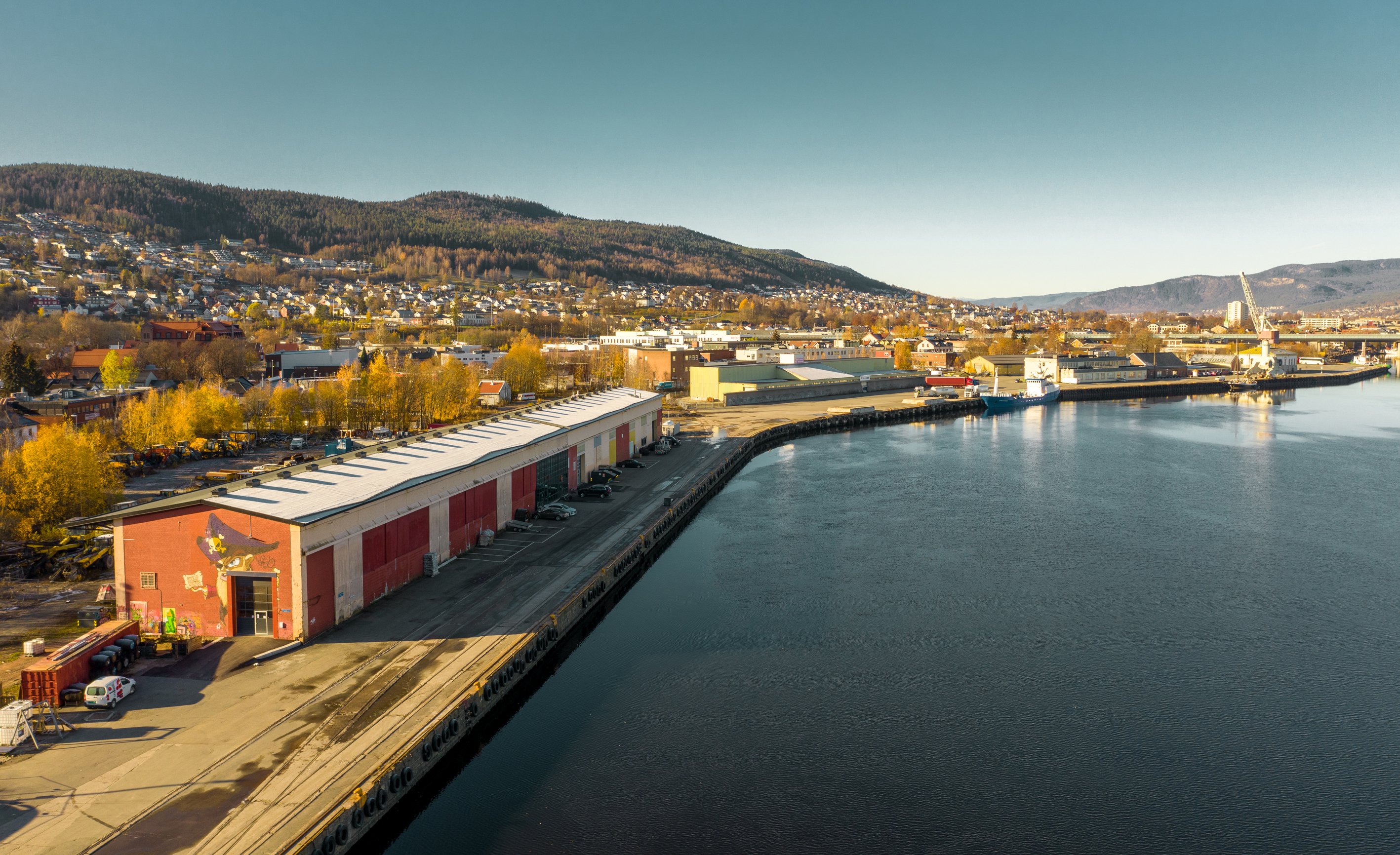 Bilde tatt mot nord som viser skuret på Tangenkaia og elva