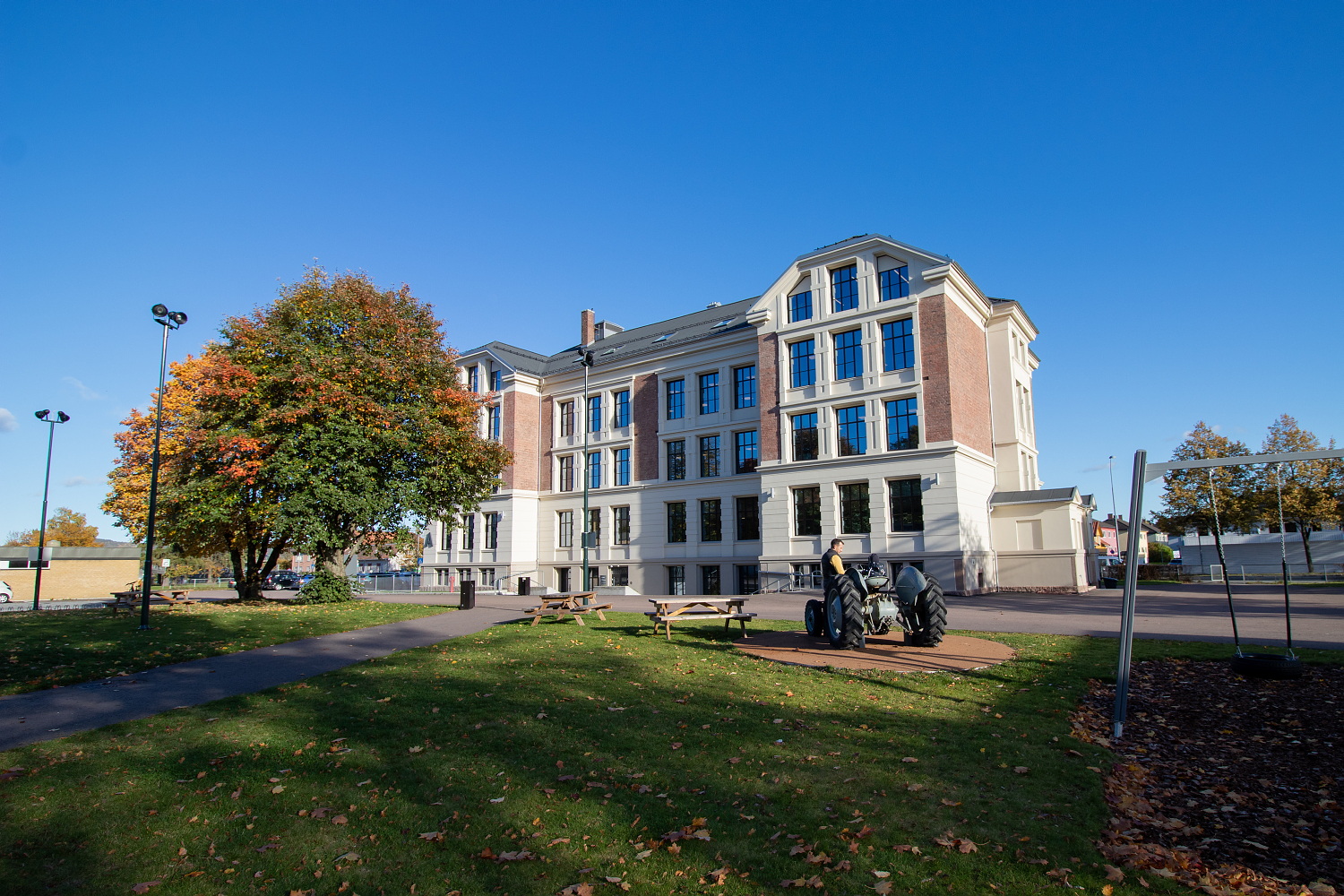 Stor murbygning. Tidligere skole, nå knutepunkt Strømsø.