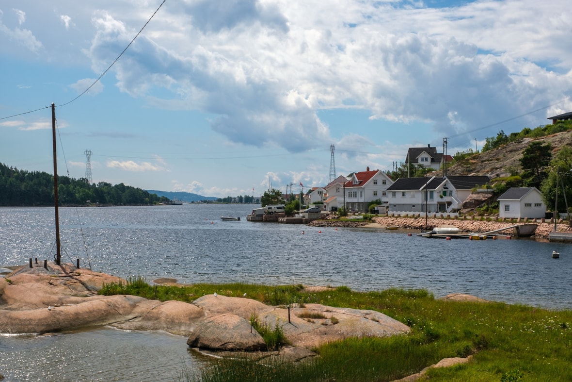 Skjær og utsikt over fjord og rekke med hus.