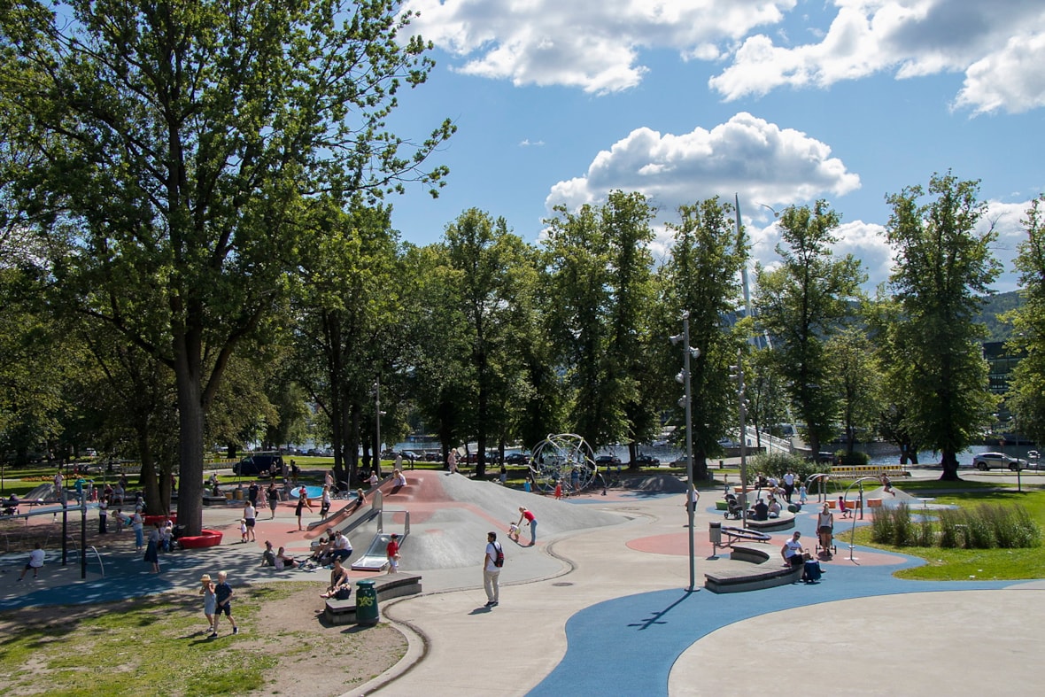 Oversiktsbilde av Drammen park med lekeapparater, benker etc.