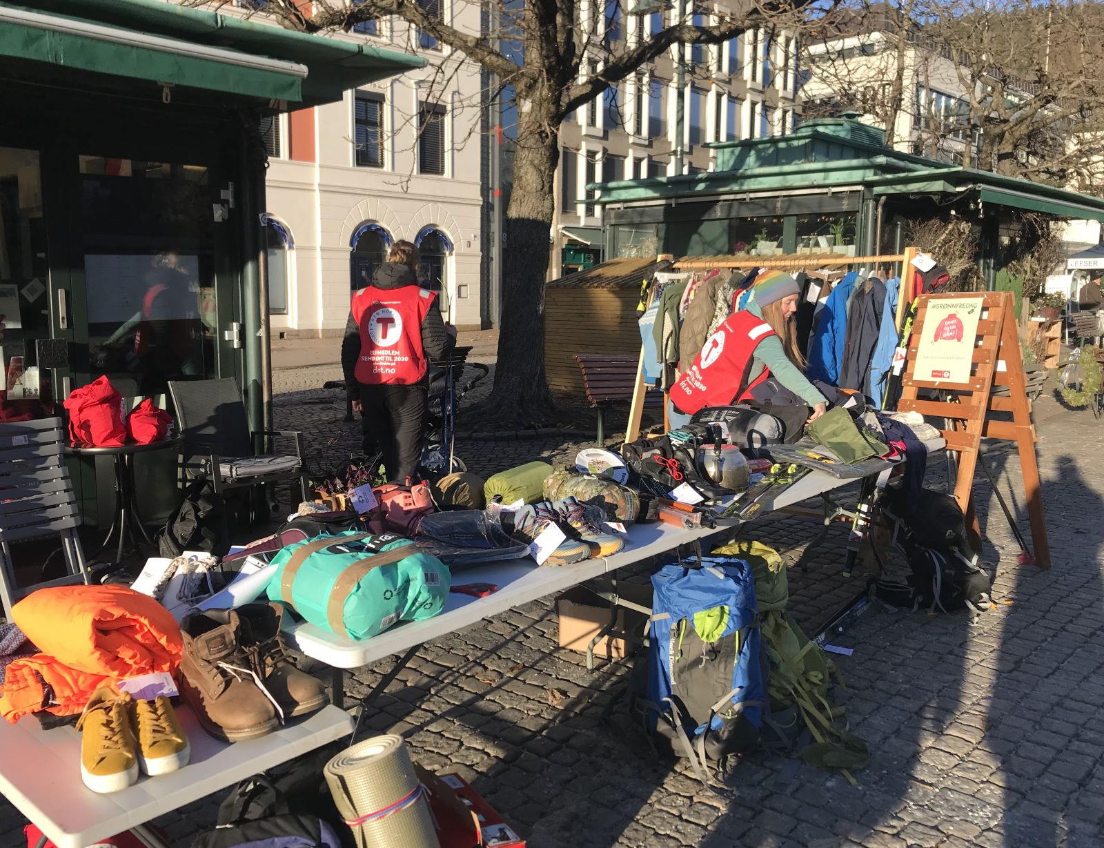 Bod på Bragernes torg med brukte turklær